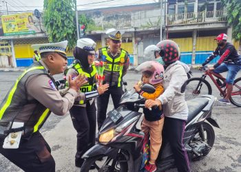 Hari Kesepuluh Operasi Keselamatan Semeru Polres Lumajang Beri Hadiah Pengendara Tertib