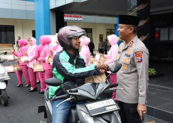 Polres Tulungagung Berbagi Takjil Tebar Kebaikan di Bulan Ramadhan