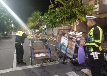 Polres Madiun Kota Patroli Sahur Berbagi Nasi Kotak untuk Warga di Bulan Ramadhan