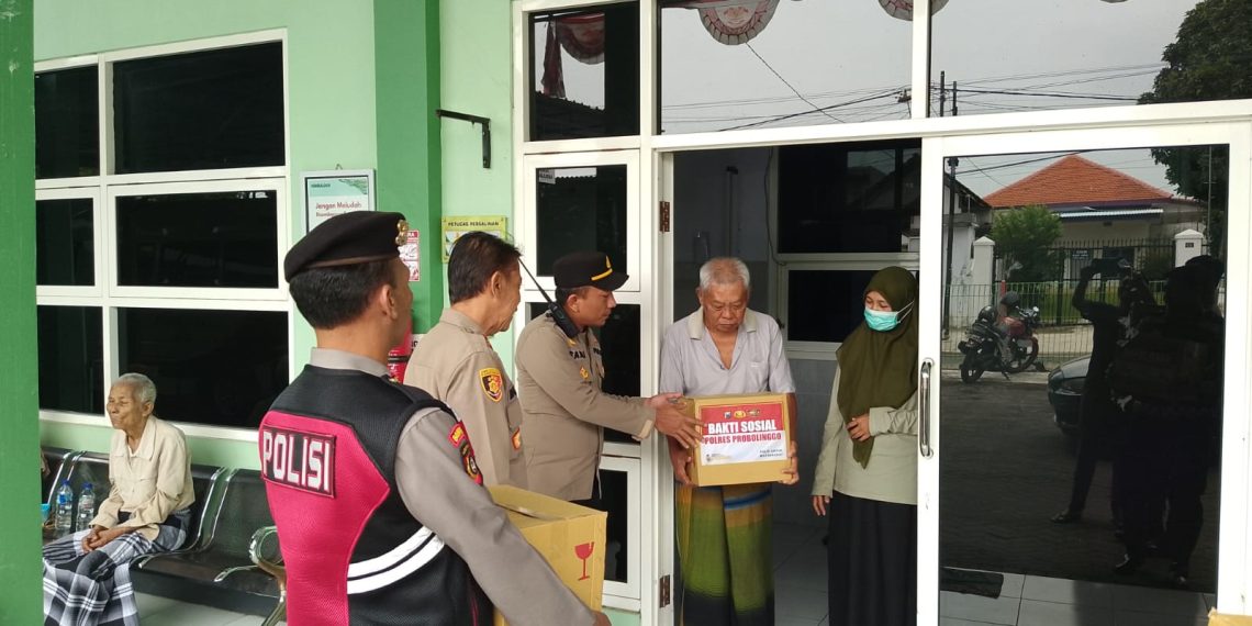 Polres Probolinggo Salurkan Bansos untuk Korban Longsor dan Banjir
